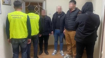 Трьох затриманих на львівському ринку іноземців депортують