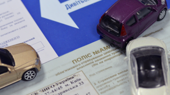 Машини та страховий поліс, фото умовне