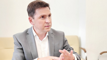 Михайло Подоляк розмовляє із журналістами