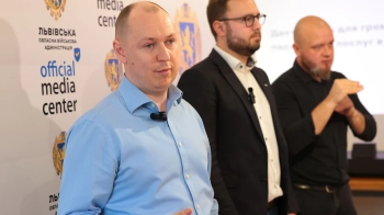 Спікери брифінгу стоять разом. Фото: ЛОДА