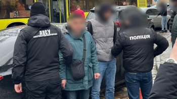 Під час отримання 10 тис. доларів хабаря, у центрі Львова затримали 28-річного переправника ухилянтів