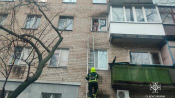 На Дніпропетровщині врятували двох дітей, які стояли біля відкритого вікна на третьому поверсі