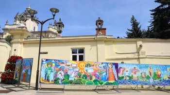 У Львові на площі перед собором відкрили постійну експозицію мальованих янголів