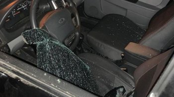 Намагався сховатися, але не встиг: у Львові патрульні затримали чоловіка, який розбив скло у чотирьох авто