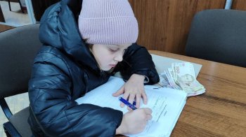 На Львівщині школярка пожертвувала армії гроші зароблені з продажу браслетів