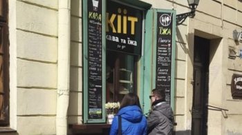 Допомагають ЗСУ та волонтерам: переселенці відкрили пиріжкову "Кііт" у центрі Львова