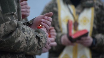 Військові капелани моляться