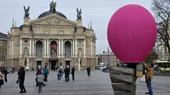 На площі перед Оперним театром у Львові встановили скульптуру “Бульбашка”