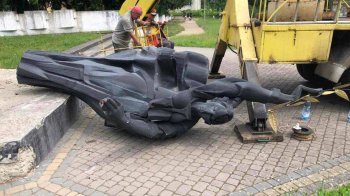 У Самборі знесли радянський монумент