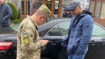 Ексгенпрокурору Русланові Рябошапці вручили повістку до військомату