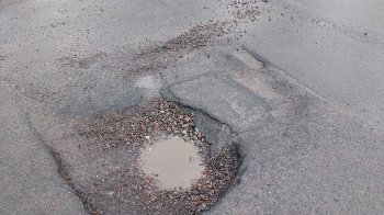 У Львові утворилась яма на перехресті, містяни просять залатати (фото)