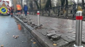 На вулиці С. Бандери встановлюють антипаркувальні стовпці, які постійно зносять водії
