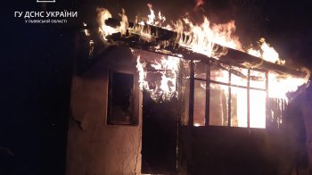 Пожежа у Винниках: вогнеборці поспішали рятувати дві будівлі від знищення вогнем (фото)