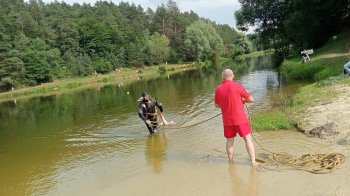 З озера на Львівщині водолази дістали тіло невідомого чоловіка