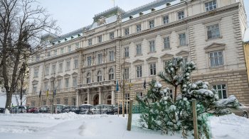 Львівська ОВА на 19 місці за рівнем середньомісячних зарплат обласних чиновників