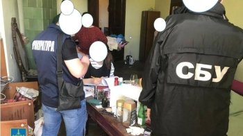У Львові повідомили про підозру жінці, яка допомагала чоловікам втікати за кордон