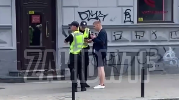 У центрі Львова поліцейські штрафують за неправильний перехід дороги