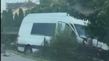 У селищі біля Городка 20-річний водій на Mercedes врізався у паркани та електроопору