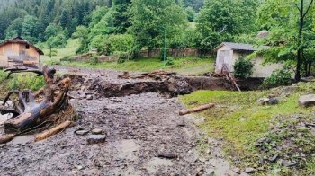 Там просять утриматися від походів в гори