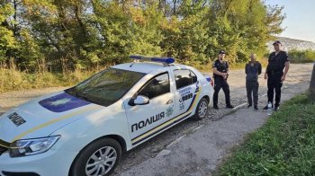 Поліцейські і затриманий