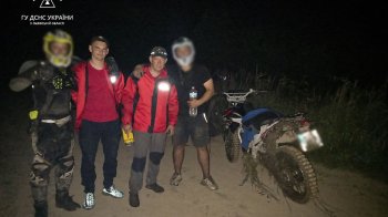 На Львівщині розшукали двох чоловіків, які вночі заблукали у лісі