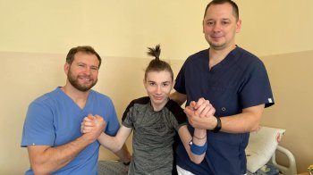 У Львові лікарі зробили операцію на хребті хлопцю, який 16 років провів у візку та тепер мріє про футбол