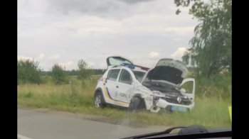 Понівечене авто поліції