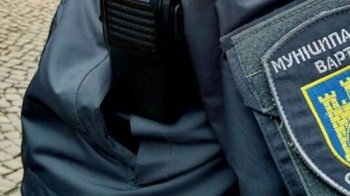 У центрі Львова чоловік на дитячому електропоїзді напав на муніципала