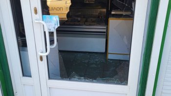 У Шептицькому п’яна дівчина розбила двері магазину