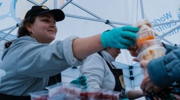 «Супергерої кулінарії в час війни»: як кухарі України та світу готують під обстрілами, аби нагодувати людей