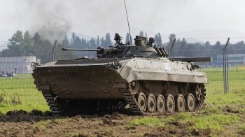 Ми купили БМП: у мережі з’явилося відео, як окупанти на БМП здаються в полон ЗСУ