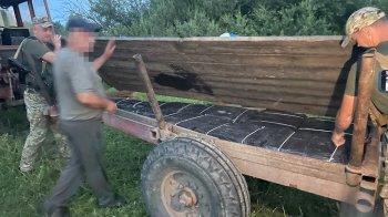 Поблизу кордону затримали тракториста з контрабандними цигарками