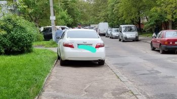 У Львові скаржаться на водії, які щодня паркують автівки на тротуарах