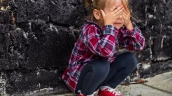 Шарпала і кричала на 2-річну дитину: на Львівщині жінка уникнула покарання за "виховання" доньки