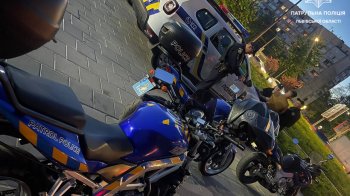 Львівський мотопатруль спіймав мотоцикліста без шолома та прав