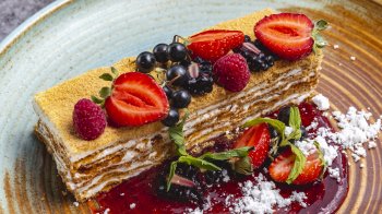 Домашній “Медовик” із заварним кремом: класичний рецепт