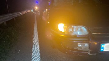 На трасі біля Львова водій Opel на смерть збив пішохода