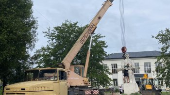 У Червоноградській громаді демонтували радянський пам’ятник (відео)