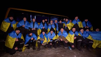 Звільнені під час великого обміну українські військовослужбовці, 8 лютого 2024. Фото: Офіс Президента України