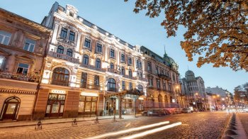 У Львові працівники шести готелів отримують менше 9 тисяч гривень офіційної зарплати