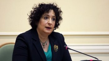 Мелінда сімонс розмовляє з журналістами