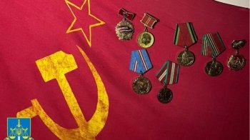 У Червонограді чоловік вивісив на балконі радянський прапор: у "комуніста" вдома знайшли зброю та коктейлі Молотова