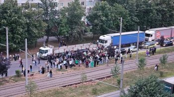 У Львові натовп людей влаштував сутичку та перекинув авто ТЦК: що відомо