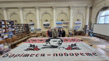 Військовий ЗСУ презентував панно із Шевченком у Львові з 15 200 кришок