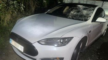 Поліція розшукала 22-річного водія Tesla, який втік з місця аварії у Пустомитах