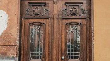 У Львові відреставрували історичну дубову браму