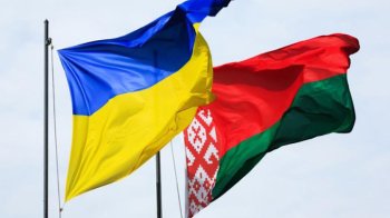 Прапори України та Білорусі розвіваються