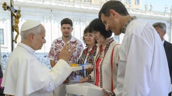 Дизайнерка зі Львівщини подарувала Папі Римському іменну вишиванку