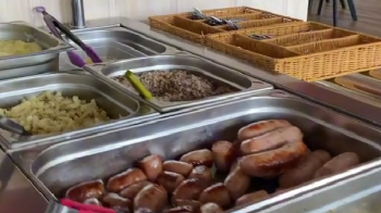 Олів’є, ковбаски та вінегрет: у мережі показали, чим годують львівських учнів