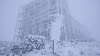 Карпати засипає снігом: зʼявилися нові фото та відео